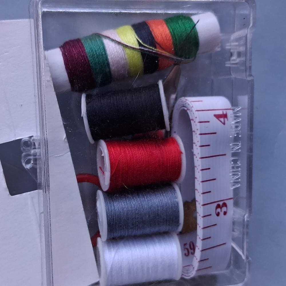 Mini Sewing Kit, perfect for travel - Picture 3 of 4